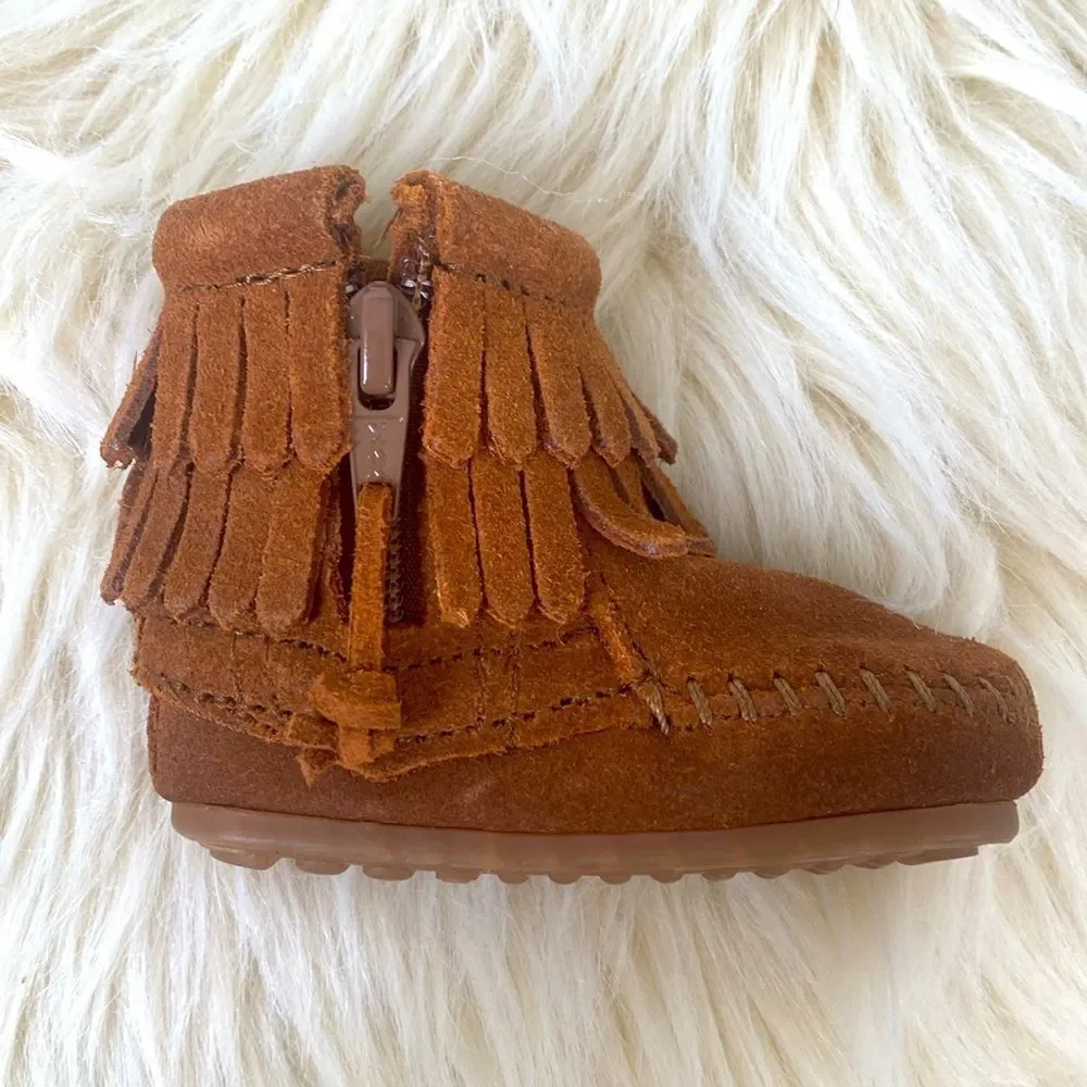 Minnetonka baby fringe booties Size 1 with zip up - New w/o tag